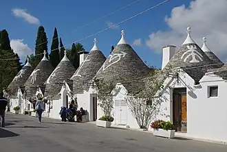Kegeldächer auf einem Trullo (Alberobello, Apulien)