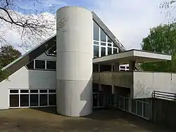 Blick auf die Eingangsfront der genannten Kirche
