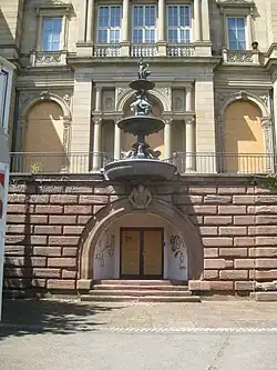 Rustiziertes Erdgeschoss. Stuttgart, Villa Berg