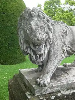 Gruppe 4 (Löwe mit seitwärts gebogenem Kopfe vorwärtsschreitend)