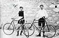 Die französischen Radrennfahrer Paul Masson und Léon Flameng.