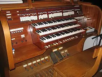 Spieltisch der Orgel