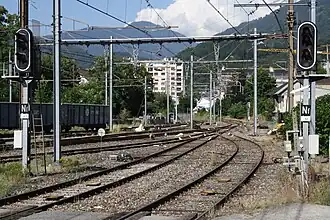 Ostkopf des Bahnhofs Albertville mit Gleichstrom-Oberleitungen, links das Streckengleis nach Ugine