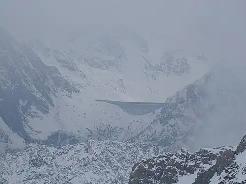 Blick nach Süden zum Staudamm des Albignasees.