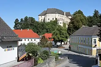 Ortszentrum mit der Burg Albrechtsberg im Hintergrund