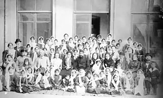 Hacı Zeynalabdin Tağıyev mit Schülerinnen