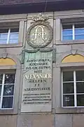 Inschrifttafel am Mittelrisalit der Ostfassade