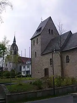Die alte Pfarrkirche St. Walburga, im Hintergrund die neue Kirche
