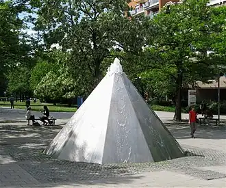 Wasserpyramide (1979), Perlach