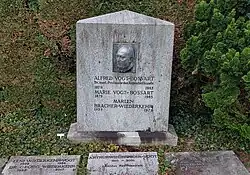 Alfred Vogt-Bosshard (1879–1943) Augenarzt, Hochschullehrer. Maria Vogt-Bosshart (1879–1965). Alfred Vogt (1907–1929), Arthur Wiederkehr-Vogt (1910–2001) Rechtsanwalt, Georg Wiederkehr (1938–2017). Grab, Friedhof Rehalp, Zürich