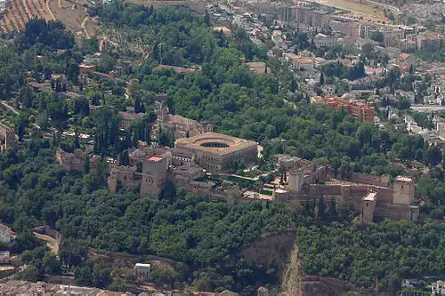Luftbild, auf dem der Palast Karls V. mit seinem runden Innenhof und quadratischen Außenmaß erkennbar ist