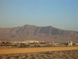 Der Ali Kuh von Nordwesten aus gesehen. Im Vordergrund Teile des ANA-Lagers Camp Shaheen