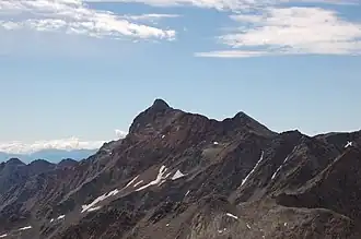 Die Alkuser Rotspitze (Bildmitte) mit der Großen und der Kleinen Mirnitzspitze (rechts)