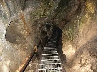 Steiganlage in der Höhle