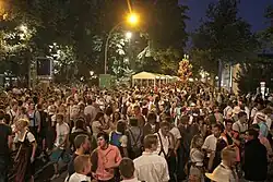 Besucher der Allgäuer Festwoche im Stadtpark Kempten