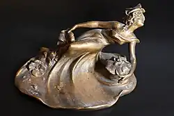 Tintenfasshalter mit schwebender Frau. Signiert mit L. Alliot