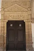 Tür mit Renaissancedekor und dem Wappen von Gutierre de Padilla