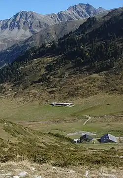 Alp Astras im Tamangur Dadaint, mit Clemgia-Bach. Links im Hintergrund der Piz Plazèr (2989&nbsp;m&nbsp;ü.&nbsp;M.); rechts der Piz Sesvenna, mit 3204&nbsp;m&nbsp;ü.&nbsp;M. die höchste Erhebung auf der rechten Talseite des Unterengadins.