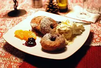 Apfelkiachl mit Marmelade, Eis und Schlagsahne