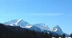 Blick von Nordosten auf Hochblassen, Alpspitze, Zugspitze und Waxenstein