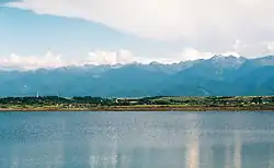 Olt-Stausee mit den Südkarpaten im Hintergrund (nahe der Stadt Avrig)