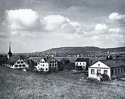 Alte Kirche Wollishofen, erbaut 1702, aus Südwesten. Rechts die einstige Turnhalle des Schulhaus A. Vor der Kirche das alte Schulhaus Kilchbergstrasse, 1912