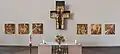 Altar mit Kreuz und Szenen aus Jesus Leben
