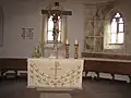 Innenraum der Johanneskirche mit Altar und Fresken
