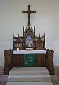 Altar mit neugotischem Altaraufsatz