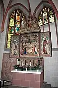Neugotischer Hauptaltar des Seitenschiffes, gewidmet der schmerzhaften Mutter mit integrierten spätgotischen Figuren