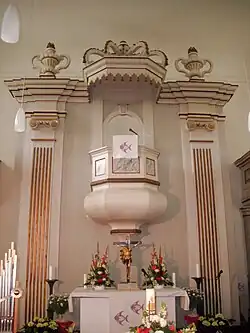 Der Altar der Kirche