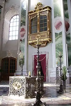 Zelebrationsaltar und Hofloge