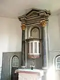 Altar und Kanzel der Kirche in Röcken