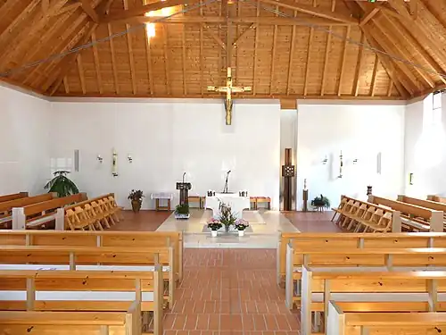 Blick vom Haupteingang zum Altarraum