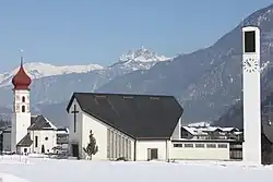 Alte und Neue Pfarrkirche Vandans stehen dicht beieinander. Ansicht im Winter 2013