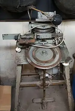 DDR Prägemaschine zum Beschriften der Deckel für die Aschekapsel