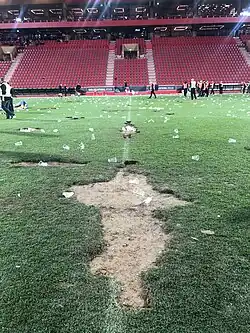 2019: Union Berlin gegen VfB Stuttgart – nach dem historischen Aufstiegsspiel haben Union-Fans als Erinnerung Teile des Rasens für sich entfernt