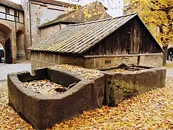 Der Brunnen im Innenhof zeugt von vielen Jahren Benutzung