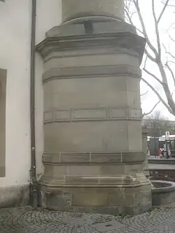 Linke Seite des Postaments.