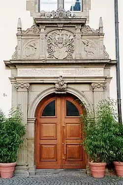 Linkes Hauptportal.