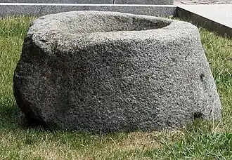 Alter Taufstein vor der Kirche