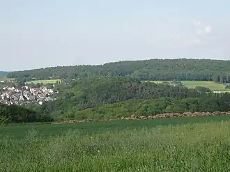 Alteberg von Südwesten. Links Wolfenhausen, rechts die bewaldete Kuppe Hell (330 Meter)