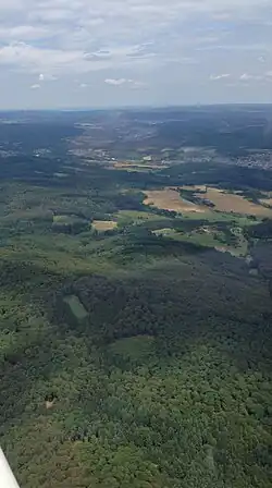 Blick aus der Luft auf die Alteburg (mittig) mit Ballersbacher Viehweide sowie Aartal mit Seelbach im Hintergrund