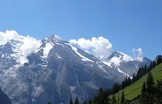 Altels in der Mitte, links Balmhorn, rechts Rinderhorn