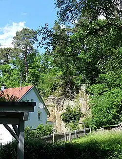 Burgfelsen Altenhaus. Davor Häusl zu Altenhaus