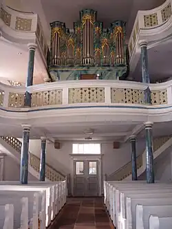 Stadtkirche innen: Orgelempore