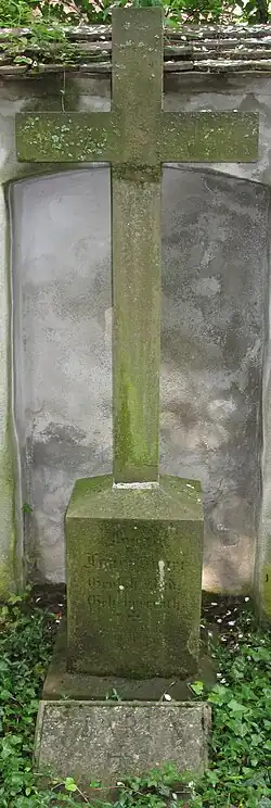 Fotografie eines steinernen Kreuzes auf einem steinernen Podest