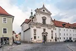 Alter Kornmarkt Ostseite, nördlich Niedermünster und ehemalige Apotheke, südlich Karmelitenkloster mit Beginn Maximilianstraße