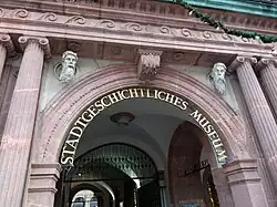 Hauptportal – Köpfe von Lotter und Widemann?