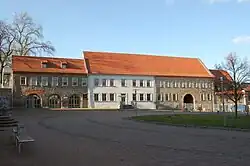 Gebäude des ehemaligen Wirtschaftshofes des Guts im Jahr 2009